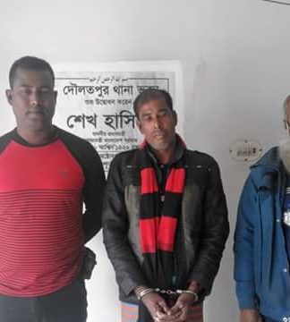 দৌলতপুরে পুলিশের অভিযানে কুখ্যাত গরু চোর অাক্কাস গ্রেফতার