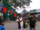 বিজয়ের মাস আসলেই পথে পথে দেখা মেলে ভ্রাম্যমান পতাকা বিক্রয়ের হকার