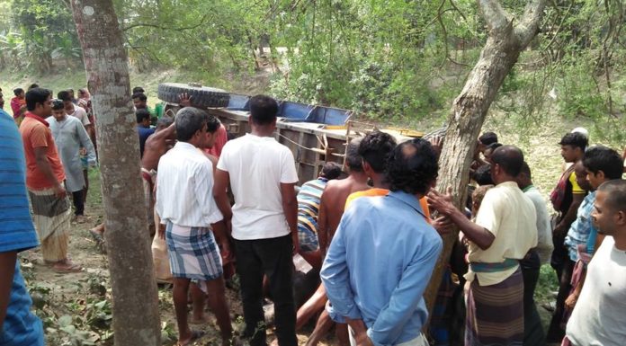 কুমারখালীতে গাড়ী নিয়ন্ত্রন হারিয়ে ক্যানালে ॥ মর্মান্তিক আহত ১