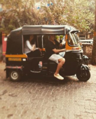 স্ত্রীর জন্য অটোরিকশাচালক অক্ষয়!
