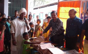 খুলনা সেবাশ্রম সংঘের বিনামূল্যে স্বাস্থ্যসেবা ও শিক্ষা উপকরণ বিতরণ