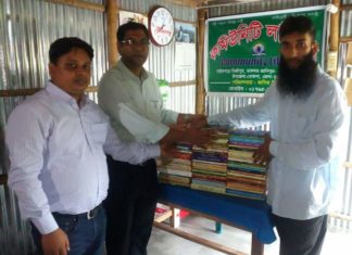 গ্রাফোসম্যান পাবলিকেশনের বই পেল খোকসার জসিমের কমিউনিটি লাইব্রেরী