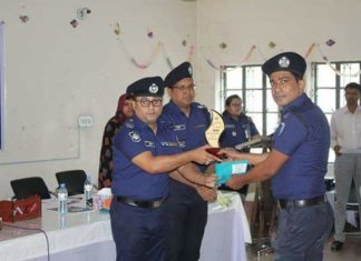 দৌলতপুর থানার এস আই সাইফুল ইসলামের পারফরমেন্স এ্যাওয়ার্ড গ্রহন