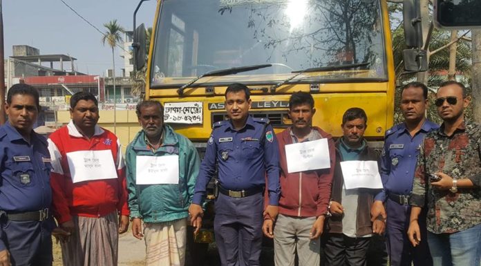 কুষ্টিয়ায় চোরাই ট্রাকসহ ৪ জন আটক